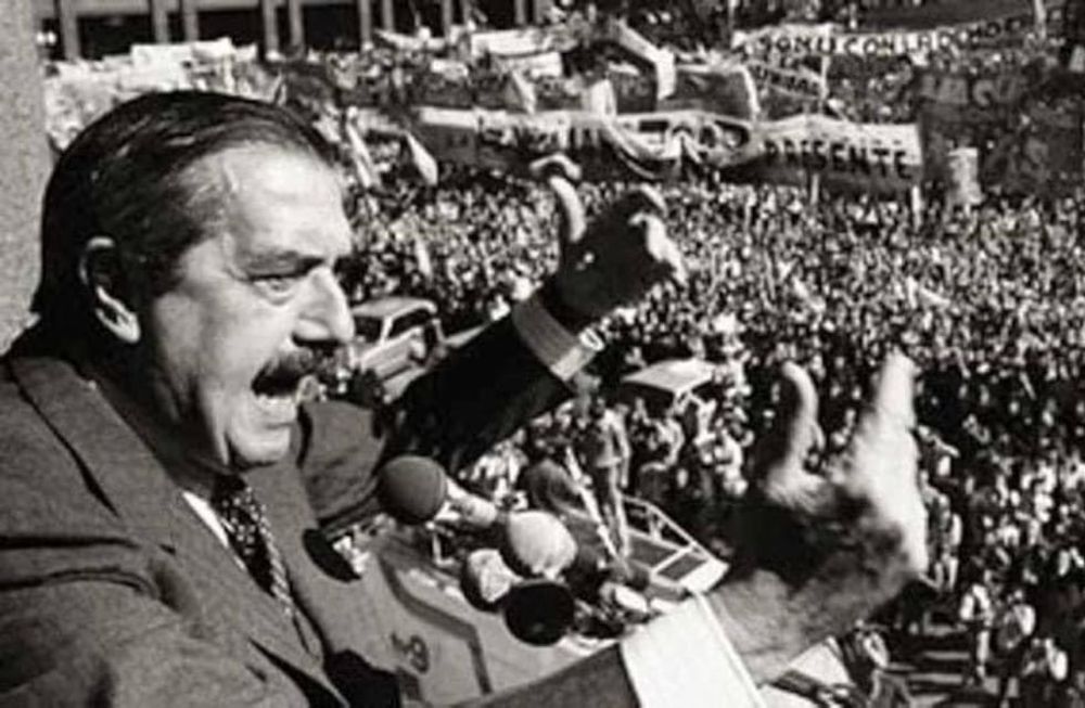 La figura de Alfonsín, debe ser reconocida y homenajeada como el estadista que sentó las bases y luchó institucionalmente para reconstruir la vulneración sufrida a nuestra identidad social y cultural como nación.