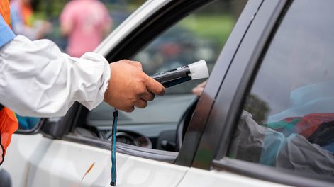 Manejaban con el cuádruple de alcohol permitido: uno metió su camioneta a la acequia y otro iba sin carnet. Foto: Imagen ilustrativa.