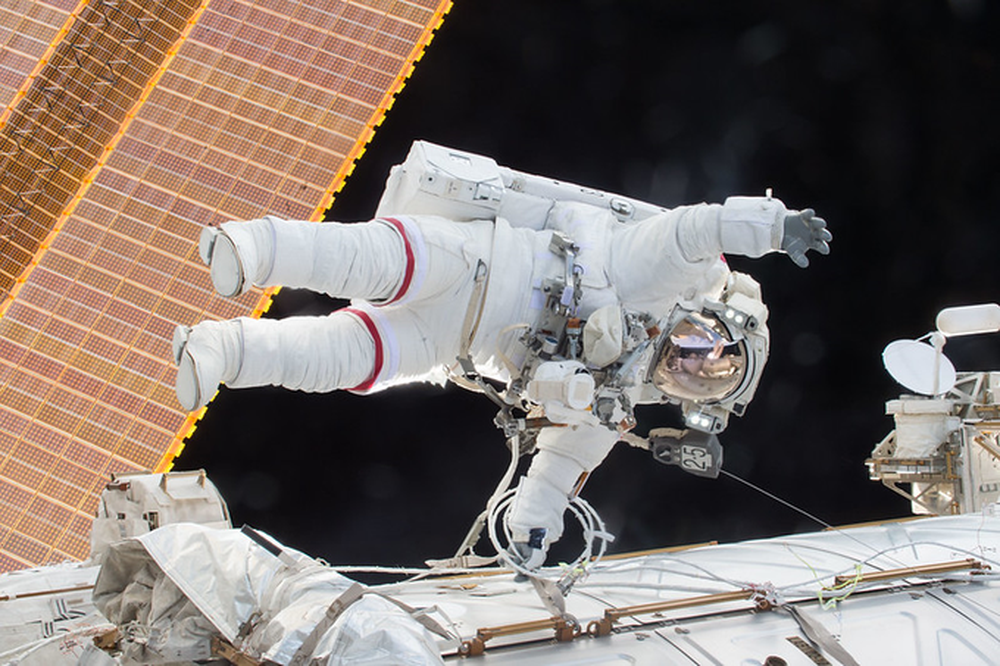 Astronautas de la NASA realizan quinta caminata espacial exclusivamente femenina.