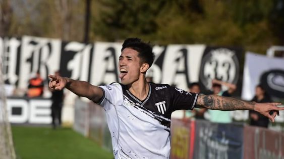 Santiago Solari, el héroe de la jornada, tras convertir un gol sobre la hora y darle el triunfo por 2-1 a Gimnasia sobre Chacarita Juniors. / Mariana Villa (Los Andes).