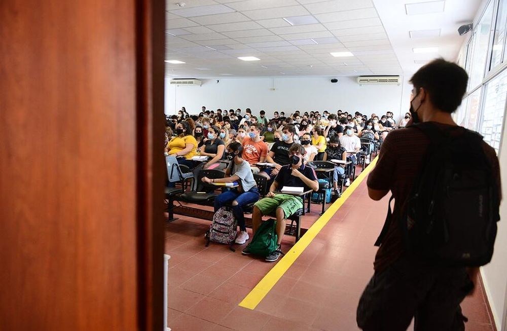 Clases presenciales en las universidades: colectivos colapsados y estudiantes que no quieren seguir usando barbijo
