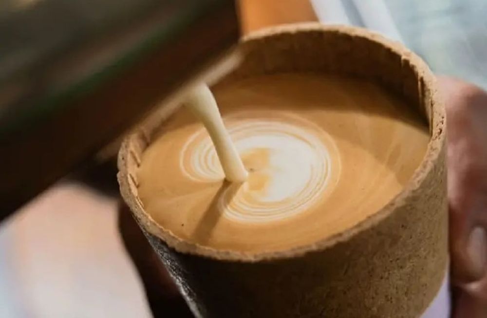 Tu infusión caliente puede elevarse con el uso de este vaso.