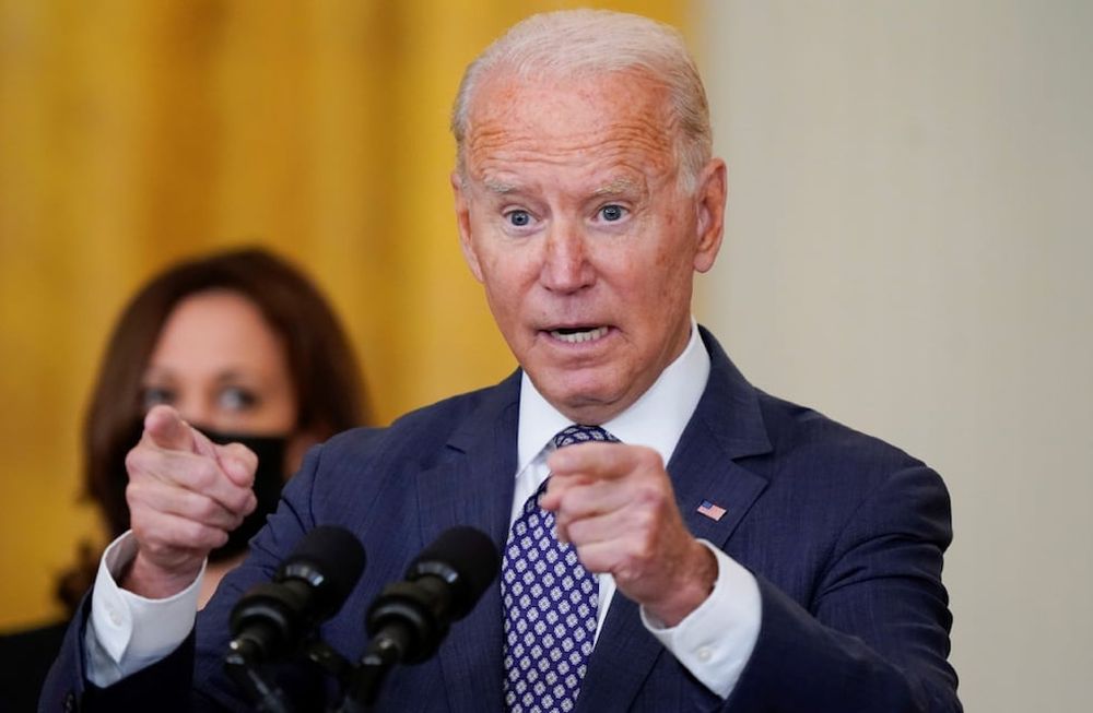 El presidente Joe Biden responde preguntas en el Salón Este de la Casa Blanca. (AP)