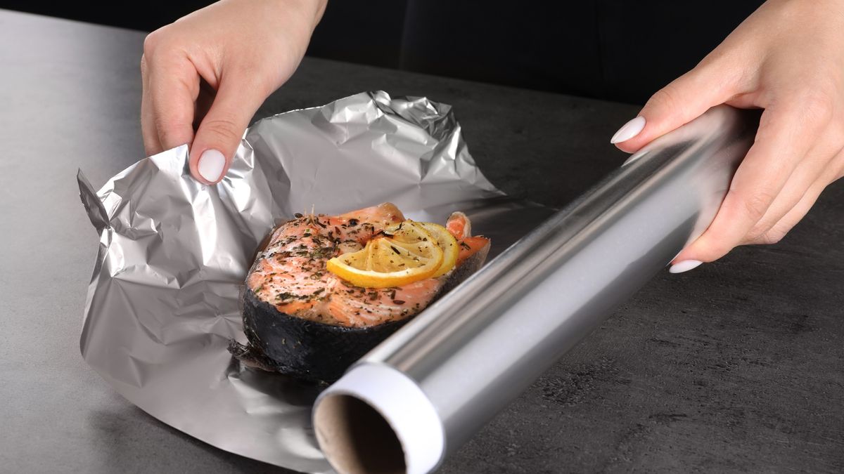 Mucha gente usa el papel de aluminio incorrectamente: así es como sabes qué lado usar