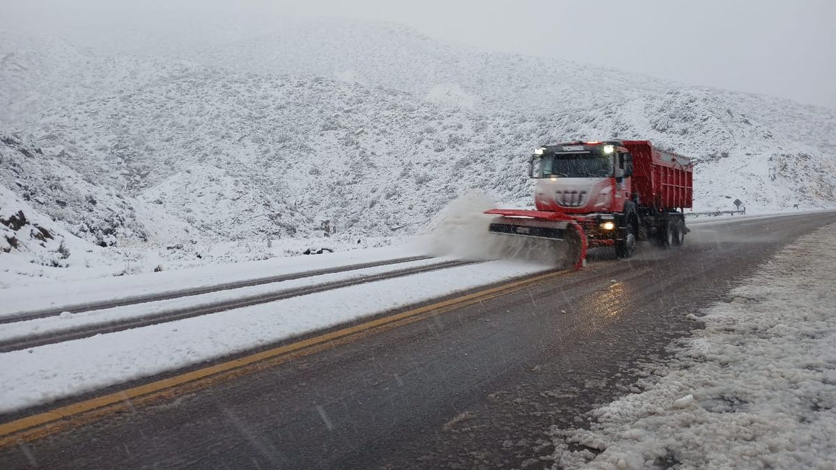 Tormenta de Santa Rosa: corte total de la Ruta 7 por intensas lluvias y nieve