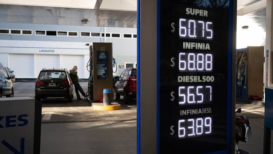 Ajustado. Las estaciones de servicio del xentro mostraban ayer los nuevos valores del combustible en el Gran Mendoza. Foto: Ignacio Blanco.