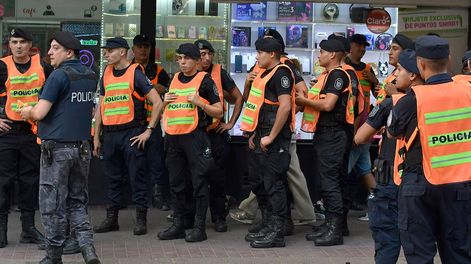 Operativo policial en el centro de MendozaFoto:  Orlando Pelichotti