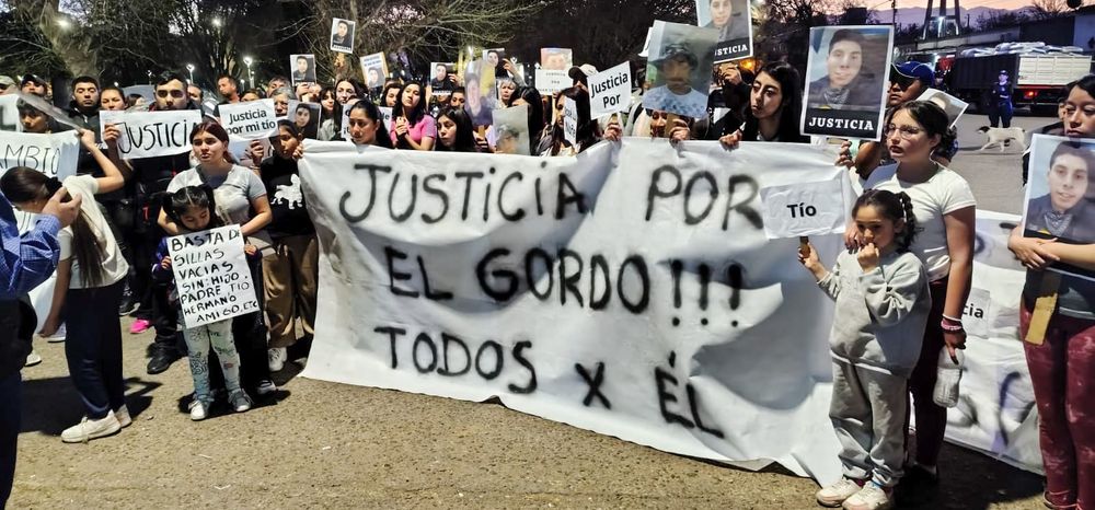 Familiares, amigos y vecinos marcharon en silencio por las calles de San Carlos para pedir justicia por Núñez.