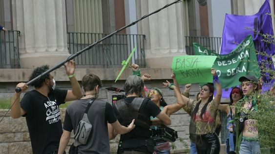 En la ciudad de Mendoza filman escenas de la película Papá al Rescate, protagonizada por Benjamín Vicuña y Laura Fernández. Foto: Orlando Pelichotti