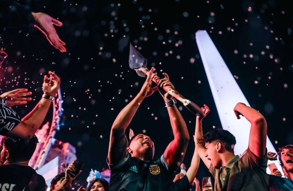 AME8259. BUENOS AIRES (ARGENTINA), 19/11/2023.- Simpatizantes del presidente electo de Argentina, Javier Milei, celebran en las calles tras conocer los resultados que le dieron como ganador del balotaje tras la jornada electoral de segunda vuelta, hoy, en Buenos Aires (Argentina). Con un 99,21 % de mesas escrutadas, Milei se impuso con un 55,69 % de apoyo al oficialista Sergio Massa, que obtuvo un 44,30 % de respaldo, y se convertirá en el próximo presidente de Argentina a partir del próximo 10 de diciembre. EFE/ Juan Ignacio Roncoroni