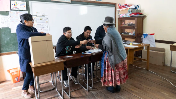 Expectativa en Bolivia por los resultados del balotaje entre Quiroga y Paz.