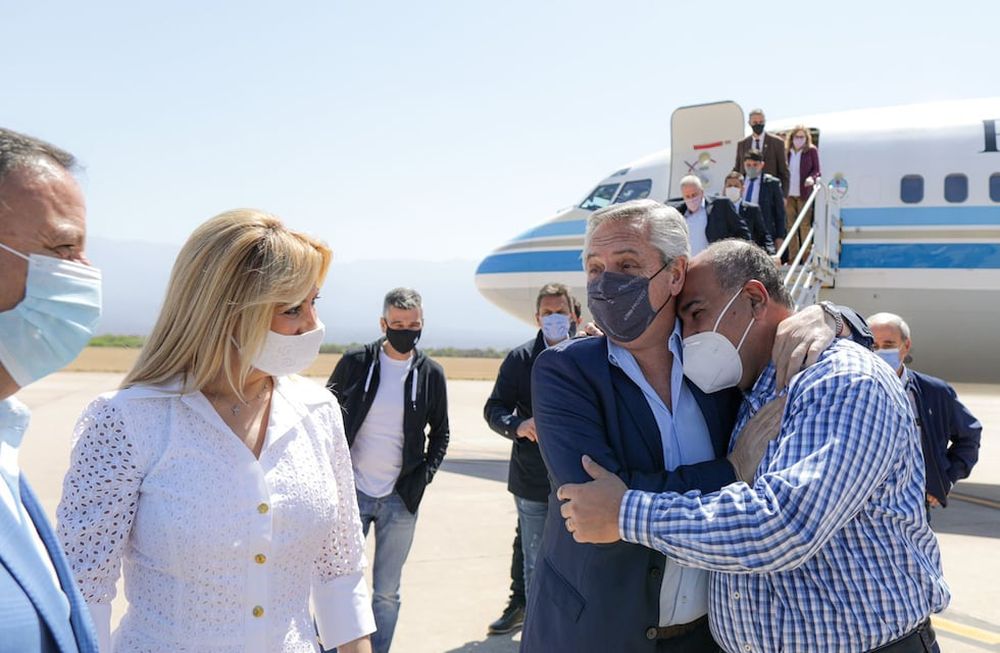Alberto Fernández llegó a La Rioja donde se reunirá con gobernadores peronistas para fortalecer los cimientos del Gobierno tras la derrota en las PASO y la póstuma crisis en el Ejecutivo.