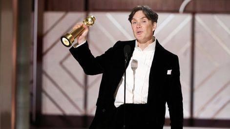 En esta imagen proporcionada por CBS, Cillian Murphy recibe el premio a mejor actor en una película de drama por Oppenheimer  en la 81a edición de los Globos de Oro  (Sonja Flemming/CBS via AP)