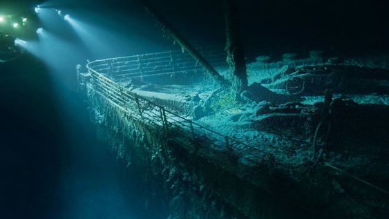 Una reciente expedición a los restos del Titanic reveló que una parte de la barandilla del castillo de proa colapsó y ahora yace en el fondo del océano.