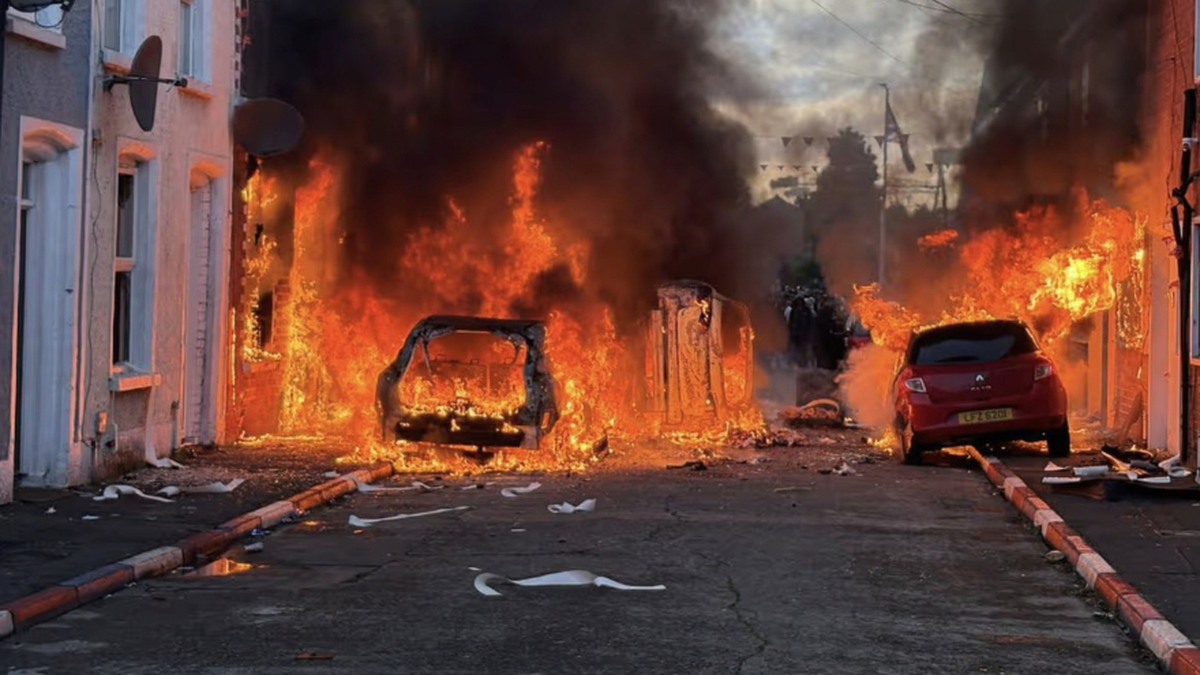 Tensión en Irlanda: escalan las protestas antiinmigrantes tr