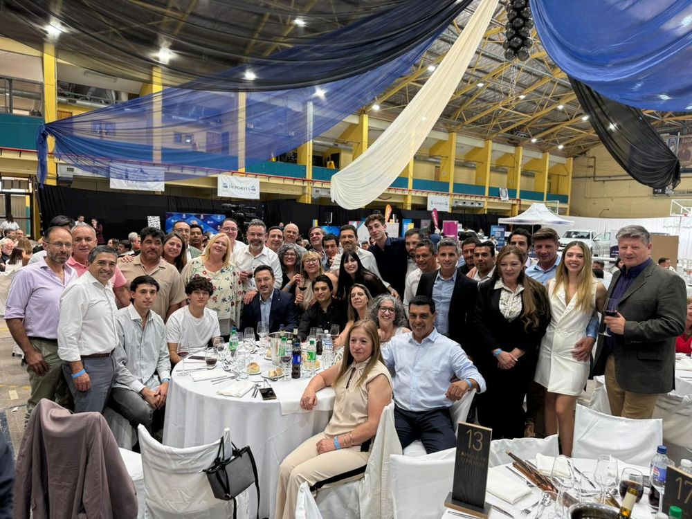 El ministro de Defensa, Luis Petri junto con parte de su equipo de Mendocinos por el Futuro en el almuerzo de la Fuerzas Vivas en Malarg&uuml;e.&nbsp;