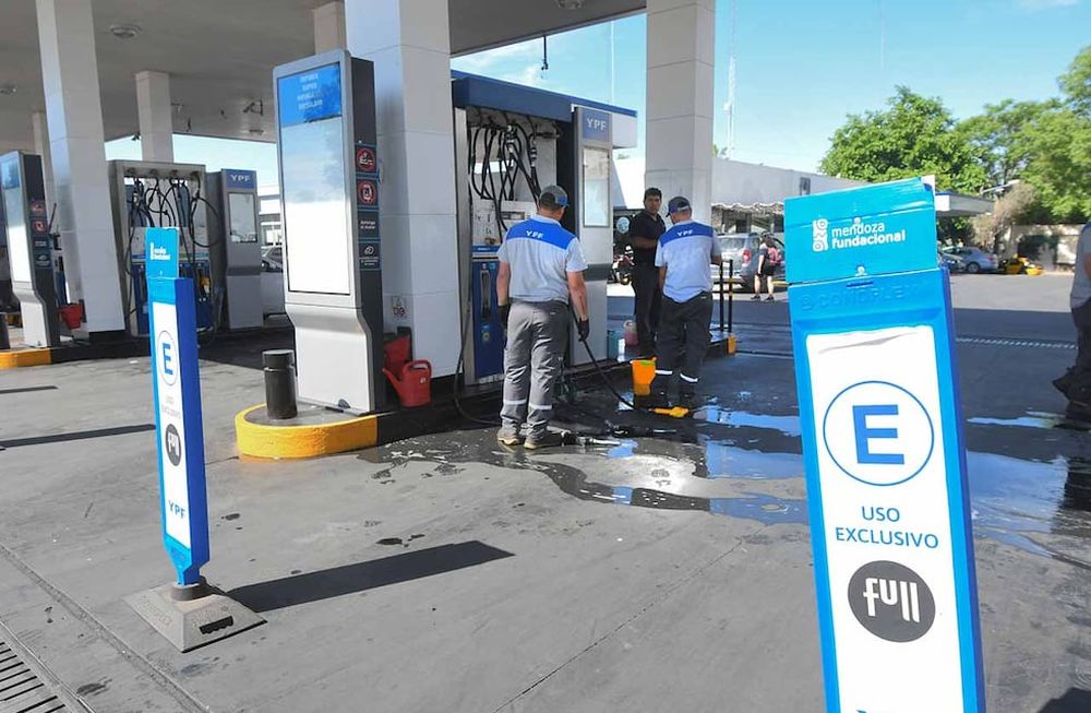 Estacion de servicio ubicada en Costanera de Ciudad con carteles que indican a los automovilistas que no pueden ingresar para cargar combustible.Foto: José Gutierrez / Los Andes