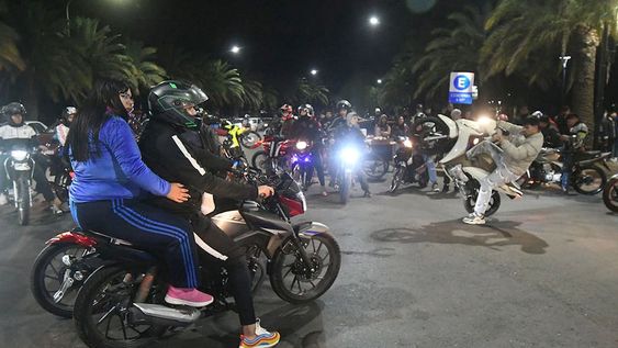 En la Avenida de las Palmeras del parque San Martín, los moteros se reúnen cuando cae el sol. Foto archivo / Los Andes