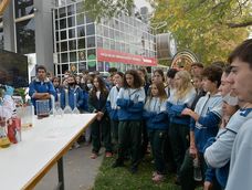 Se descarta en estos tiempos la significación que tiene para un país tener un desarrollado sistema científico. Por eso valoramos la acción realizada por la Facultad de Ciencias Exactas y Naturales de la UNCuyo, que organizó una muestra interactiva de ciencias por la que pasaron 1.500 estudiantes del ciclo secundario.