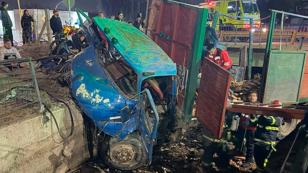 Cinco heridos tras el despiste de un camión en Godoy Cruz.