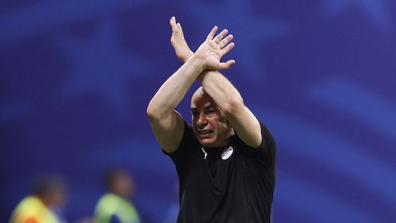 Hossam Hassan hizo la seña frente al árbitro luego del 3 a 2 de Enzo Fernández que selló el pase de la Selección a cuartos de final del Mundial 2026. El técnico denunció presiones de parte de Argentina hacia el juez y encendió la polémica.