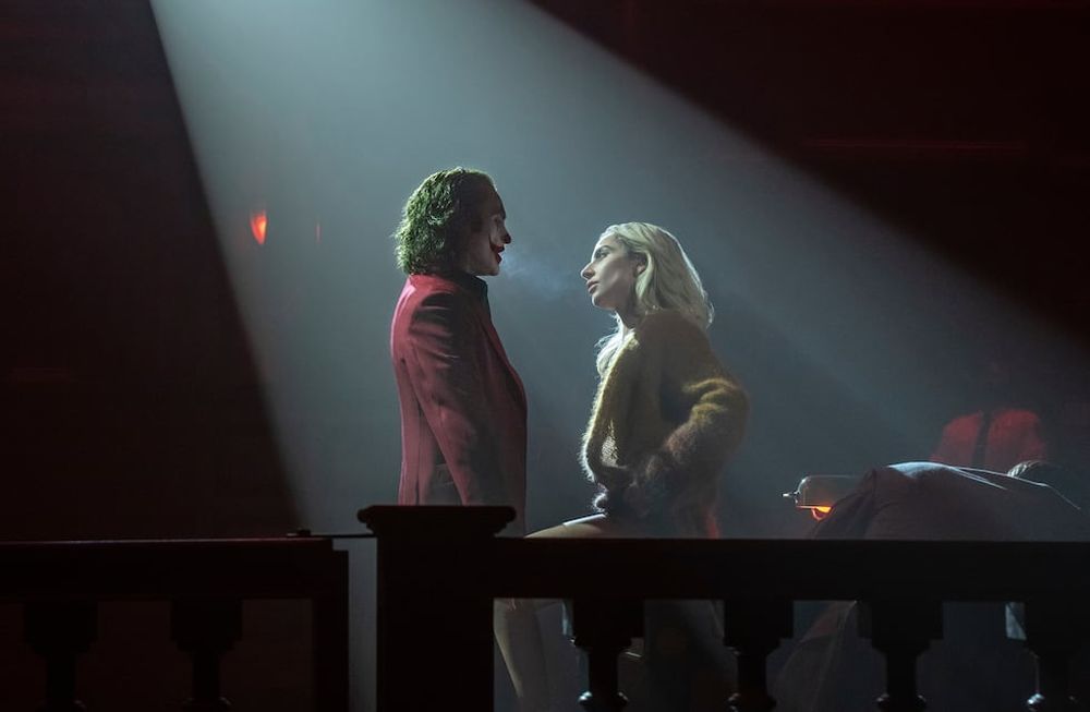 En esta imagen proporcionada por Warner Bros. Pictures, Joaquin Phoenix, izquierda, y Lady Gaga en una escena de Joker: Folie à Deux. (Niko Tavernise/Warner Bros. Pictures vía AP)