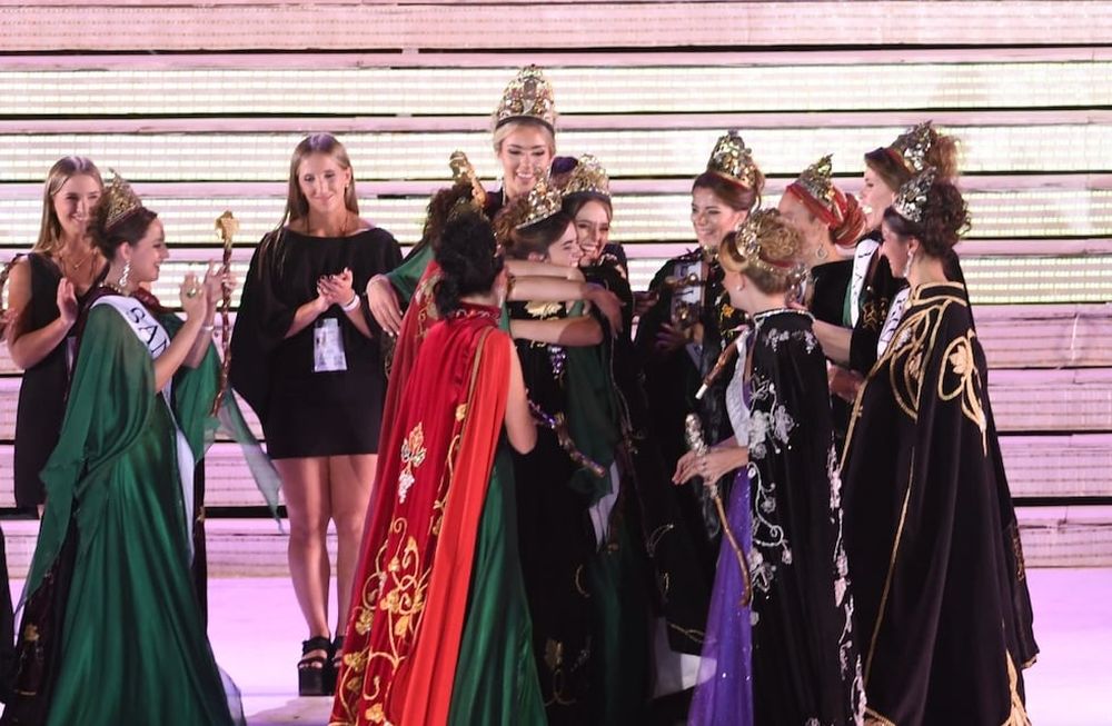 La nueva Reina, Ana Laura Verde, y la flamante Virreina, Gemina Navarro, se abrazan y sonrien emocionadas al ser electas como nuevas soberanas de la Vendimia. Foto: Marcelo Rolland / Los Andes