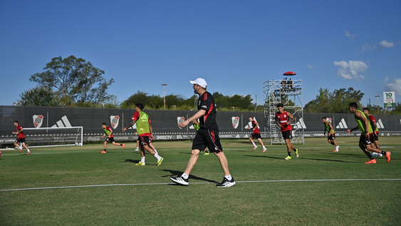 river: eduardo coudet aprovecha el paro general para un exigente trabajo con el plantel