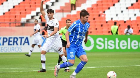 Los Andes | Tomás Badaloni, abrió el marcador para el Tomba ante Platense con una exquisita definición. / Mariana Villa (Los Andes).