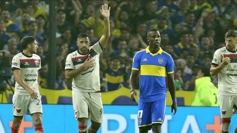 Wanchope Ábila festeja el gol de Colón, pidiendo disculpas por su pasado en Boca.