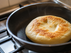 tortita hecha en sarten, esponjosa y practica, que reemplaza al pan en el desayuno