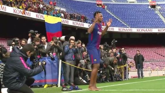Mirá el ritual religioso del colombiano Yerry Mina en su primera práctica con el Barcelona