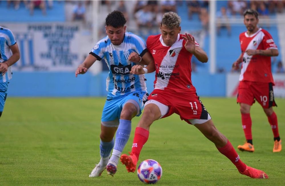 Racing y Deportivo Maipú, por la sexta fecha de la Zona B de la Primera Nacional, en Nueva Italia. (Ramiro Pereyra / La Voz)