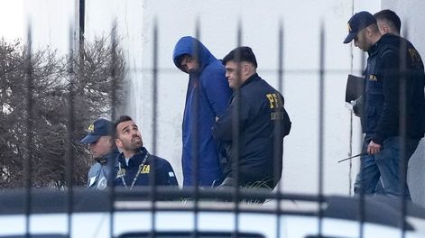 Los Andes | La policía argentina escolta a los jugadores franceses de Rugby Hugo Auradou (al centro) y a Oscar Jegou (fuera de cámara) tras ser arrestados acusados de agresión sexual el jueves 11 de julio del 2024. (AP Foto/Natacha Pisarenko)