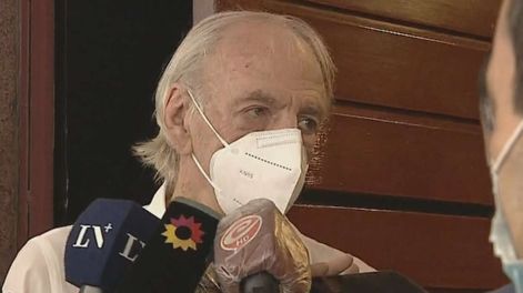 César Luis Menotti (82), vacunado contra el Covid-19. / TV