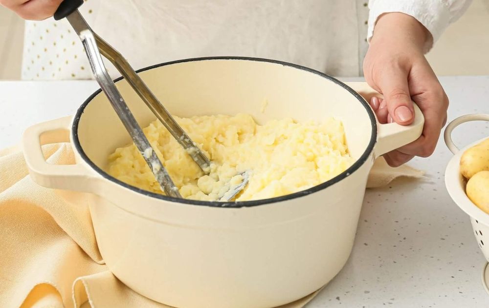 Es un detalle chico que cambia la mesa: menos esfuerzo, más suavidad y un puré que sigue cremoso cuando llega a los platos.