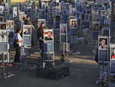 Homenaje a los fallecidos en la explanada donde se celebró el Festival Nova (Israel), lugar de la mayor masacre del 7 de octubre de 2023