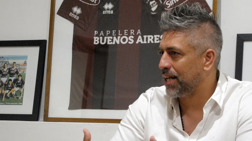 El presidente de Platense fue grabado peleándose con un hincha