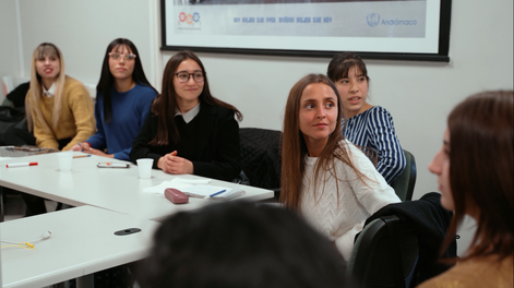 Una puerta al primer empleo con Academia CCU: formación gratuita para jóvenes que buscan trabajo