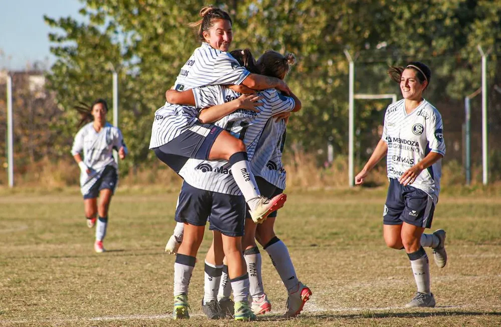 Goleada leprosa en la fecha 2 de la LMF: vencióa  Rivadavia por 6-0, con tantos marcados por Yesica Perazzoli, Damaris Prieto (2) y Daiana Merlo (2). /Gentileza Prensa CSIR