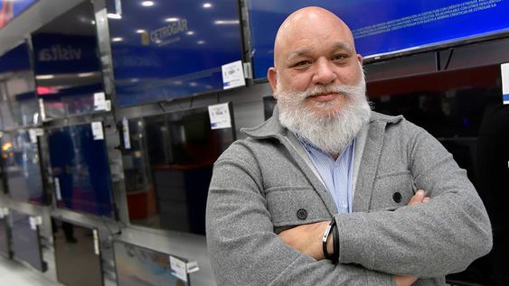 El gerente de la nueva sucursal en Mendoza de la empresa de electrodomésticos y artículos de electrónica, Cetrohogar, habló sobre la política de expansión de la firma en la provincia. / Foto: Orlando Pelichotti/ Los Andes