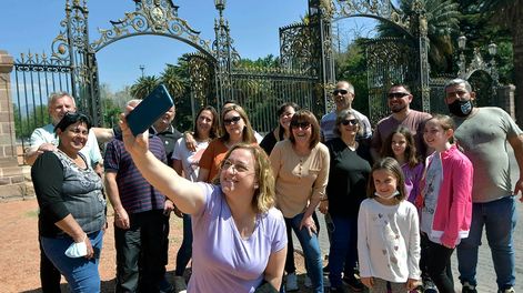Los Andes | Contingente de cordobeses y porteños en los Portones del Parque San Martín, uno de los puntos más elegidos por los turistas. Foto: Orlando Pelichotti