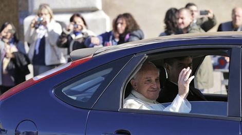 El Papa rechazó la escolta presidencial durante su visita al mandatario italiano