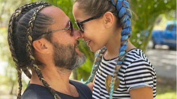 Diego Torres y su hija orgullosos de su cabello largo y con rulos