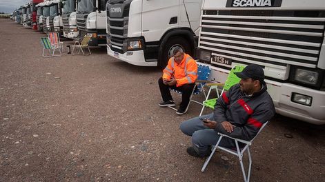 Los Andes | Entre 800 y 1.000 camiones por día dejaron de cruzar al vecino país. Ayer había 1.300 transportistas esperando para cruzar pero sin querer hacerlo. Foto: Ignacio Blanco / Los Andes