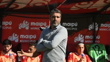 Los Andes | Juan Sara, DT de Maipú, vivió el partido a full y dando indicaciones en todo momento. / José Gutiérrez (Los Andes).