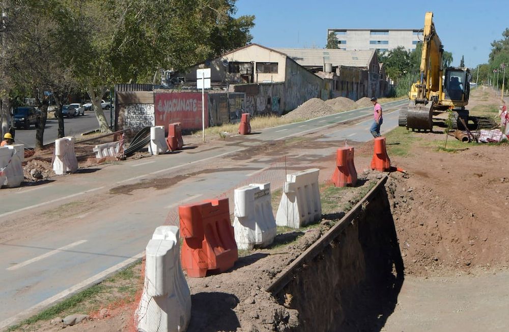 Conexión de calle Derqui entre el centro de Godoy Cruz y el barrio Bancario. Se trata de obras complementarias de la extensión de la línea del Metrotranvía a Luján de Cuyo.Foto: Orlando Pelichotti