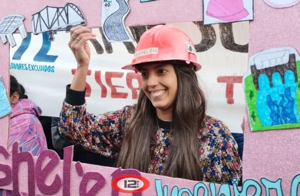 Una estudiante de Ingeniería Civil se recibió en Trelew y fue ovacionada por los manifestantes que defendía a la universidad pública. Foto gentileza El Patagónico.