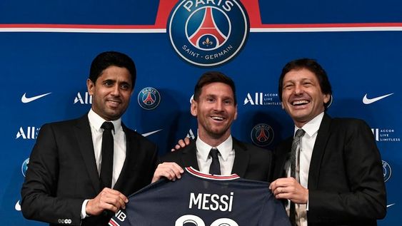 El presidente de Qatar del Paris Saint-Germain, Nasser Al-Khelaifi (L) afirmó que si se lo reconoció a Messi en el PSG. / Genitleza.