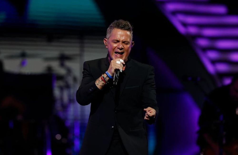 Qué le pasó a Alejando Sanz en Viña del Mar y por qué tenía los dedos vendados